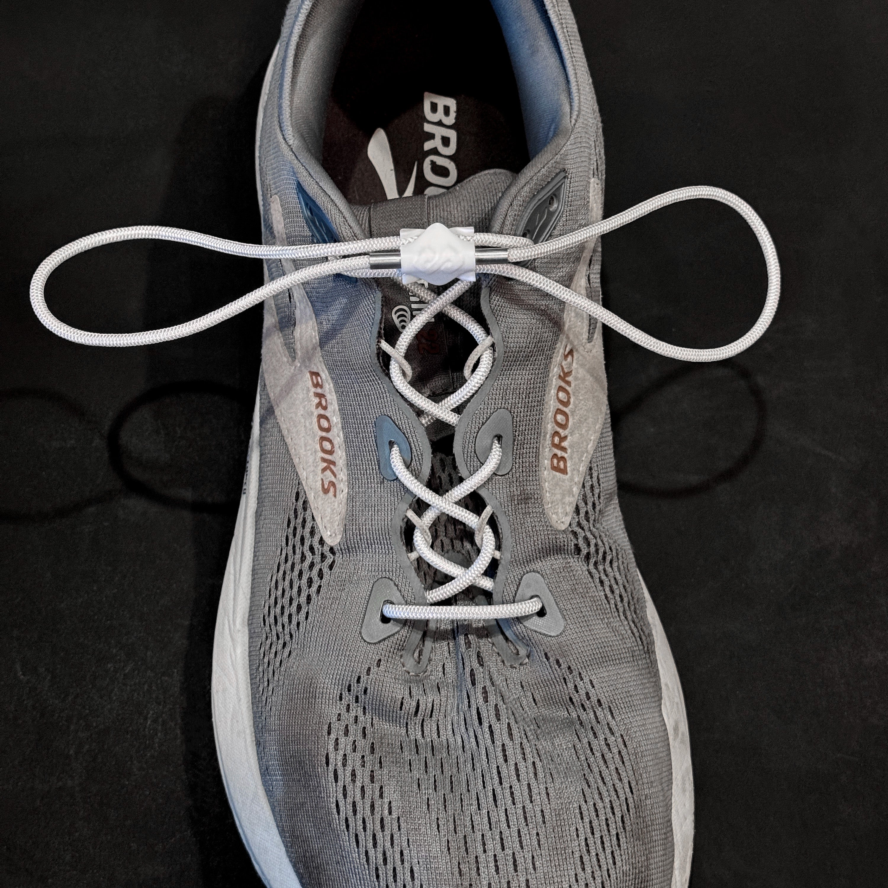 Magnetic Elastic Shoelaces