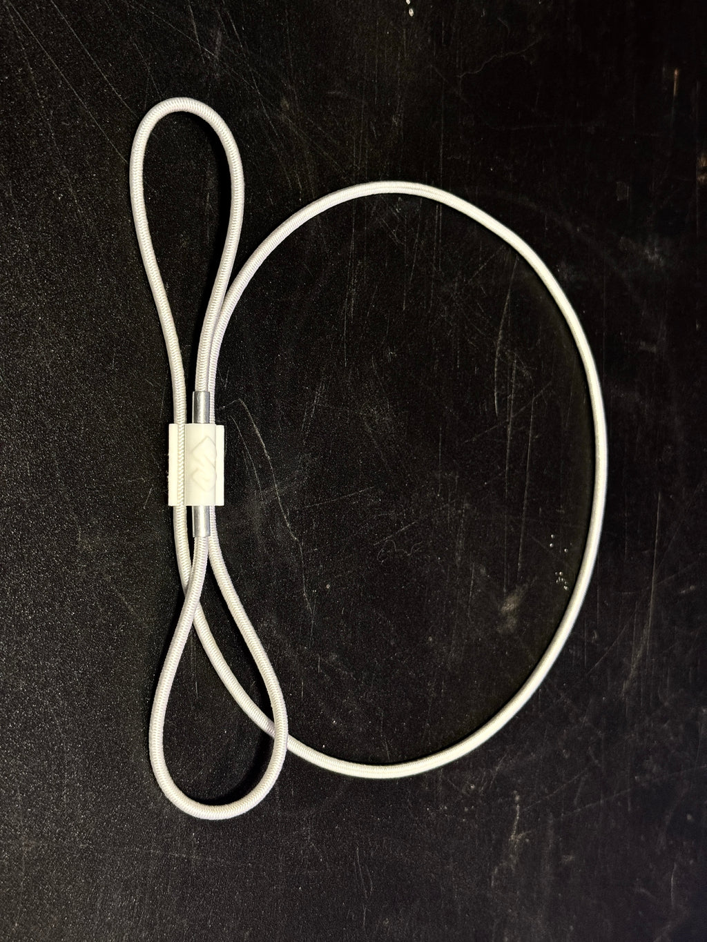 Magnetic Elastic Shoelaces